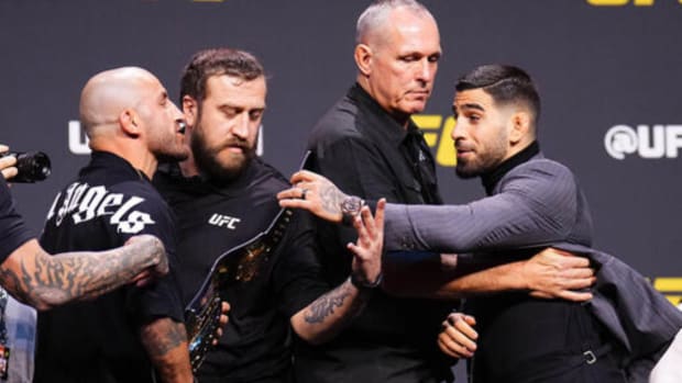 Ilia Topuria grabs Alexander Volkanovski's UFC Featherweight Championship.